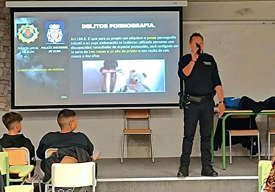 Agente de Policía Local, durante una de las charlas.