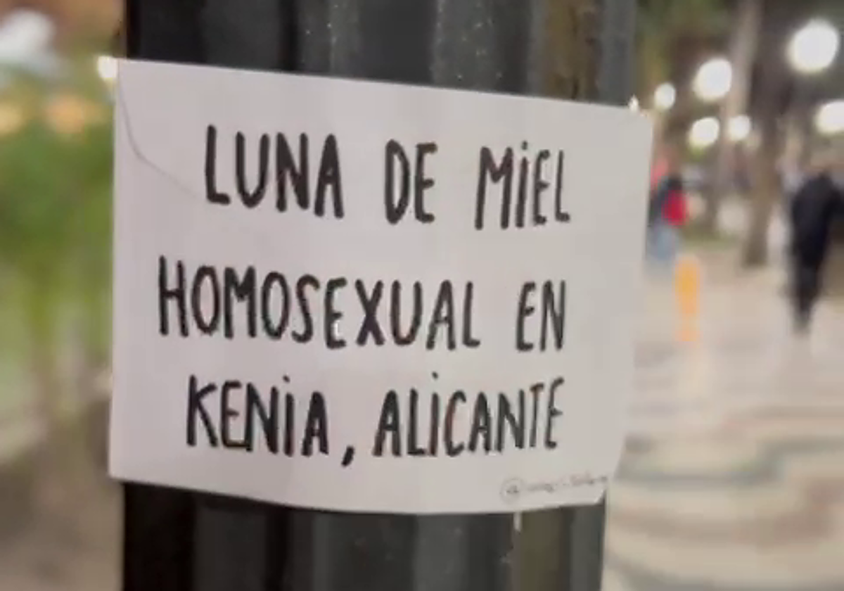 Uno de los sobres con frases de 'Aquí no hay quien viva' que han aparecido en la Explanada de Alicante.