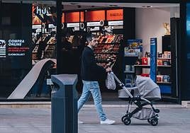 Un padre pasea con el carrito en Maisonnave.