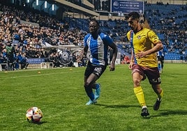 Kalvin Ketu persigue el balón en el choque ante el Alzira