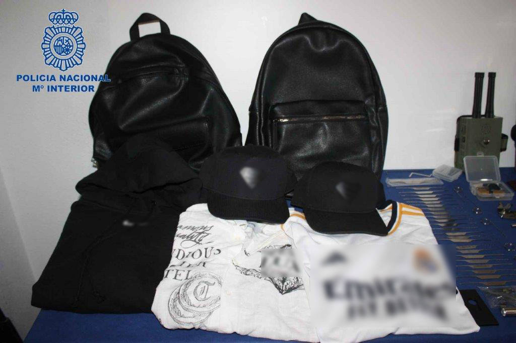 Imagen secundaria 1 - Capturan a una banda que se ocultaba en tiendas para robar cuando cerraban