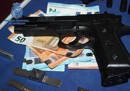 Pistola intervenida a la banda, entre otros objetos.