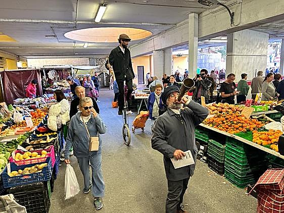 David y Adrián, «Los hermanos Bardini», encarnan al trovador-pregonero en el mercadillo de El Campello.