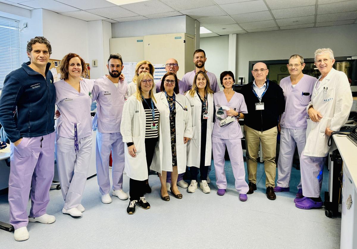 La enfermera junto a su equipo del Hospital General de Alicante.