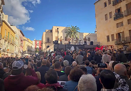 Último concierto de la banda sobre el edificio municipal del Claustro.