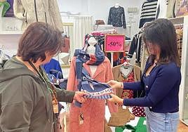 Atención a una cliente en un pequeño comercio del barrio El Pla.