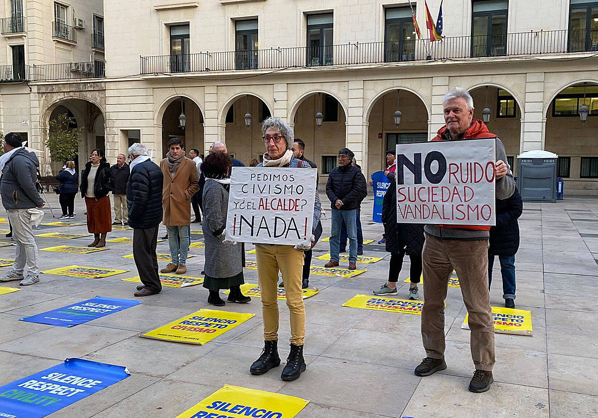 Protesta vecinal en la plaza del Ayuntamiento de Alicante contra el ruido.