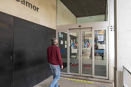 Puerto de acceso al centro de salud de Campoamor en Alicante.