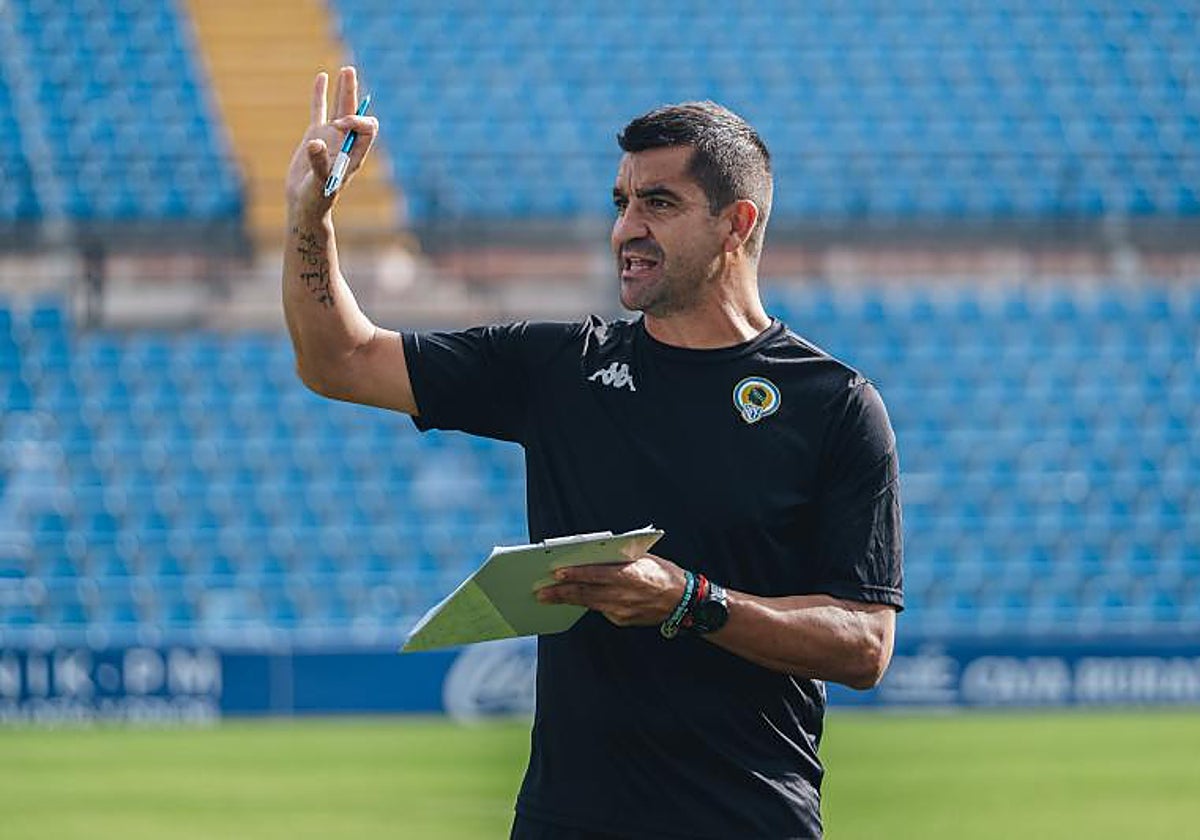 Rubén Torrecilla da instrucciones en un entrenamiento del Hércules