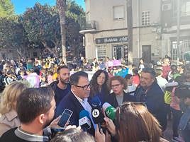 Cientos de personas se han concentrado en la plaza del Ayuntamiento de Dolores y al finalizar, el alcalde ha hecho unas declaraciones.