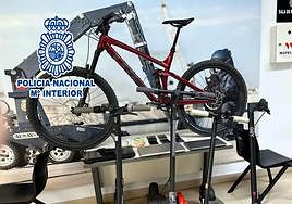 Algunos de los efectos sustraídos, recuperados por la Policía.