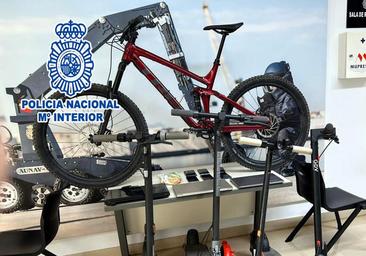 Dos argelinos detenidos en Alicante tras encontrarles patinetes, móviles y dinero sustraídos en su furgoneta