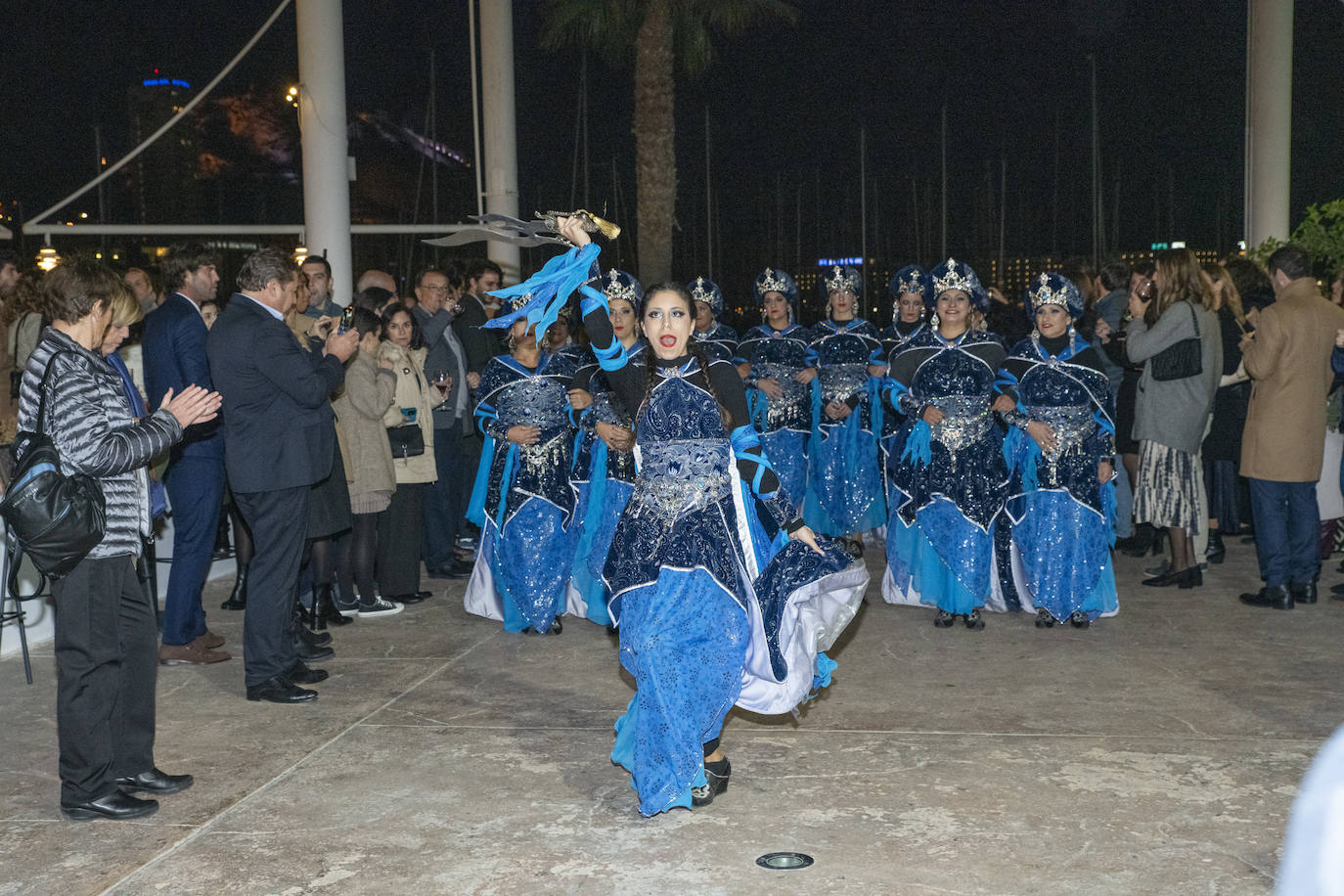 Los Moros y Cristianos de Alicante irrumpen en un congreso de Ginecología