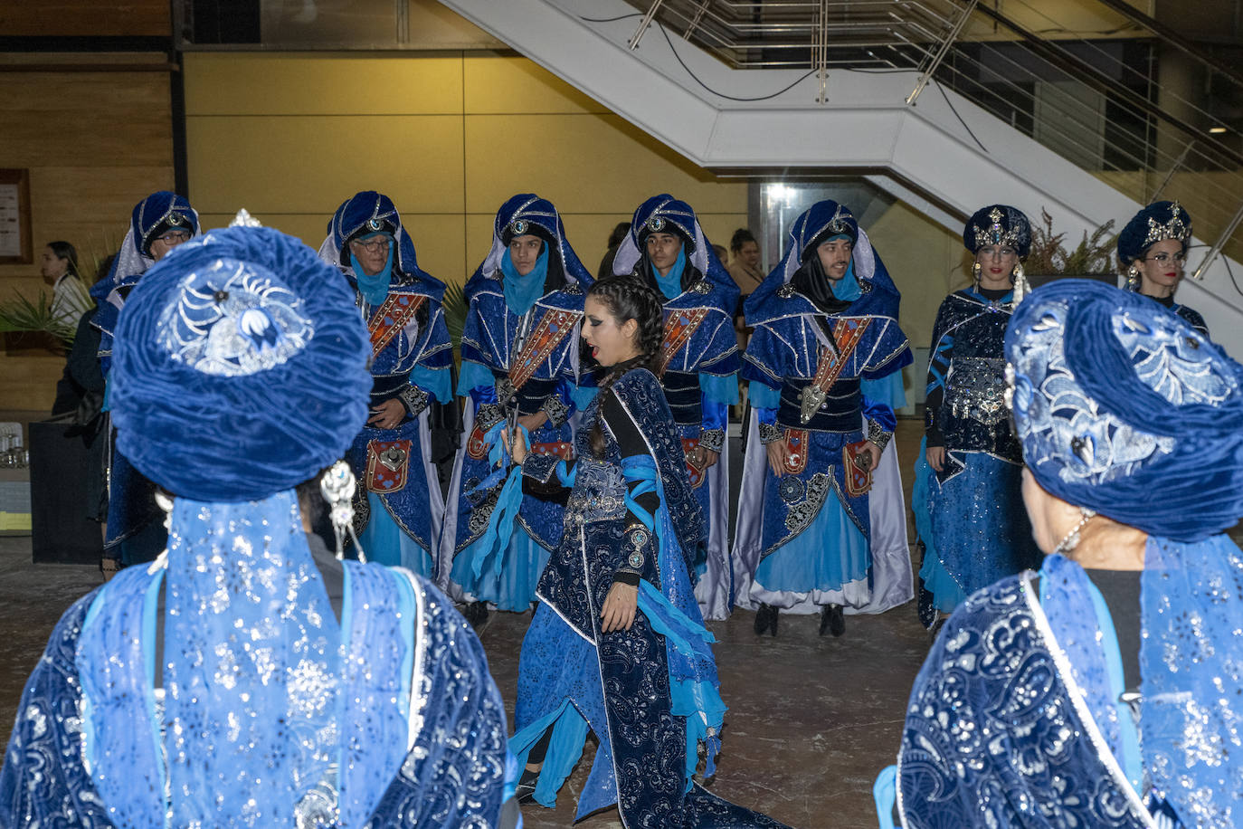 Los Moros y Cristianos de Alicante irrumpen en un congreso de Ginecología