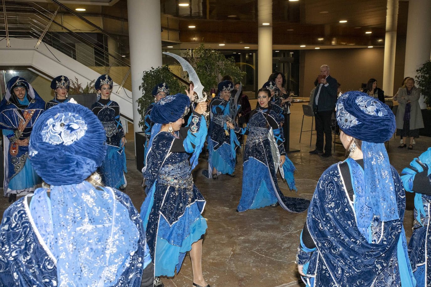 Los Moros y Cristianos de Alicante irrumpen en un congreso de Ginecología