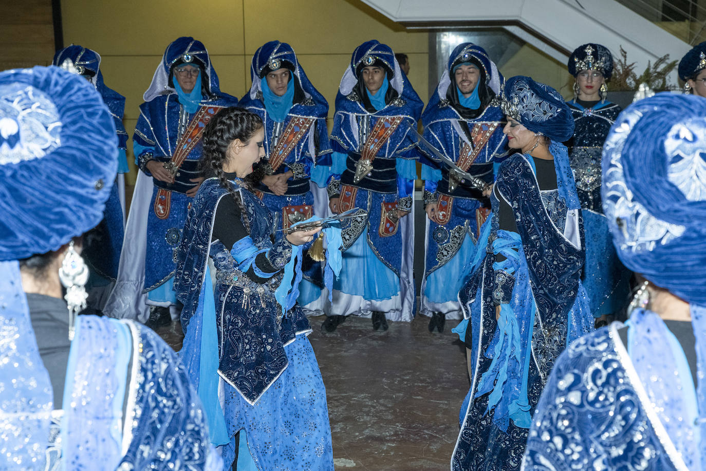 Los Moros y Cristianos de Alicante irrumpen en un congreso de Ginecología