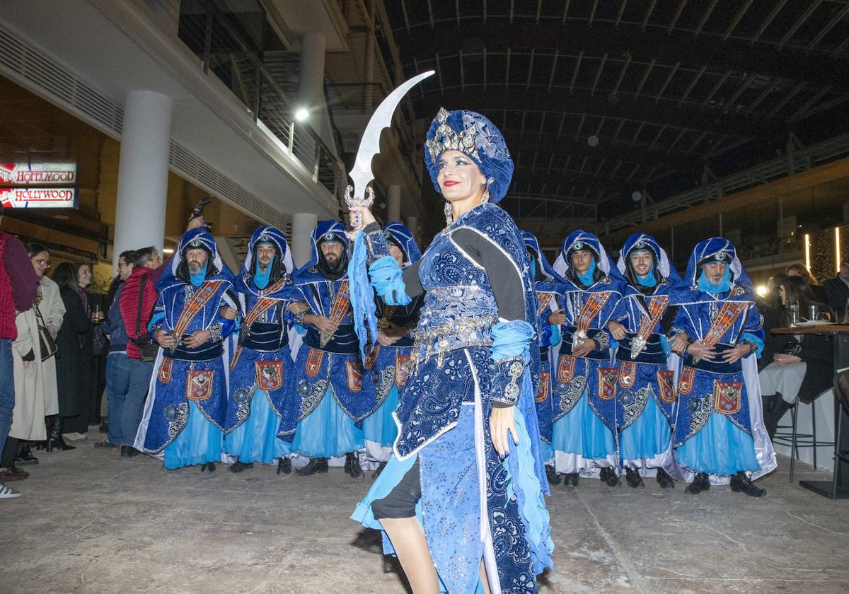 Los Moros y Cristianos de Alicante irrumpen en un congreso de Ginecología