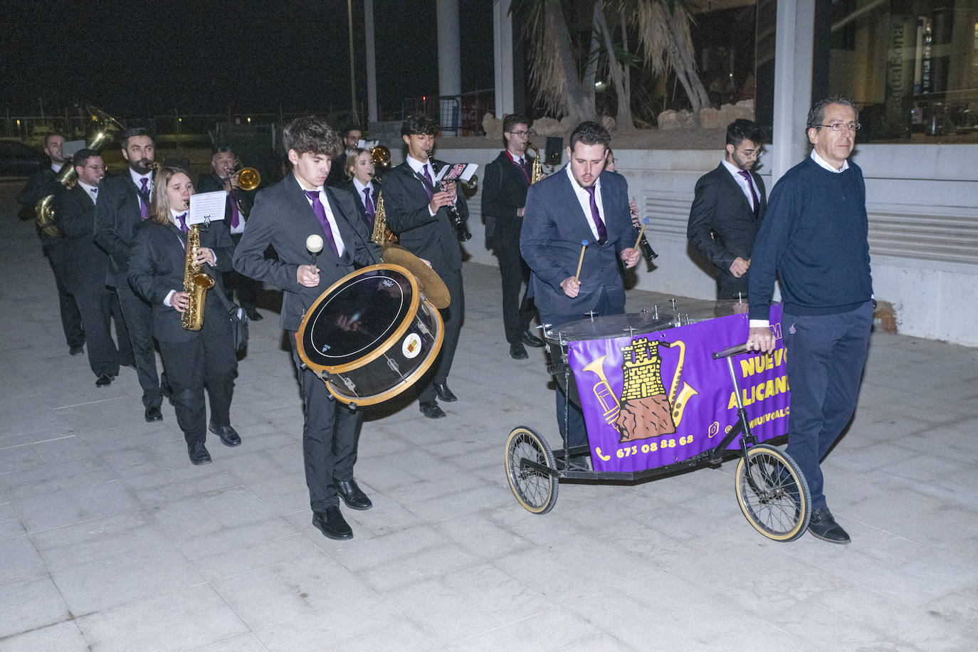 Los Moros y Cristianos de Alicante irrumpen en un congreso de Ginecología