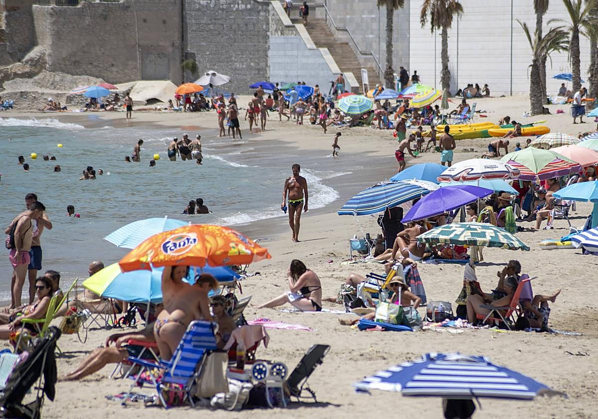 Bañistas en la playa de la Albufereta de Alicante.