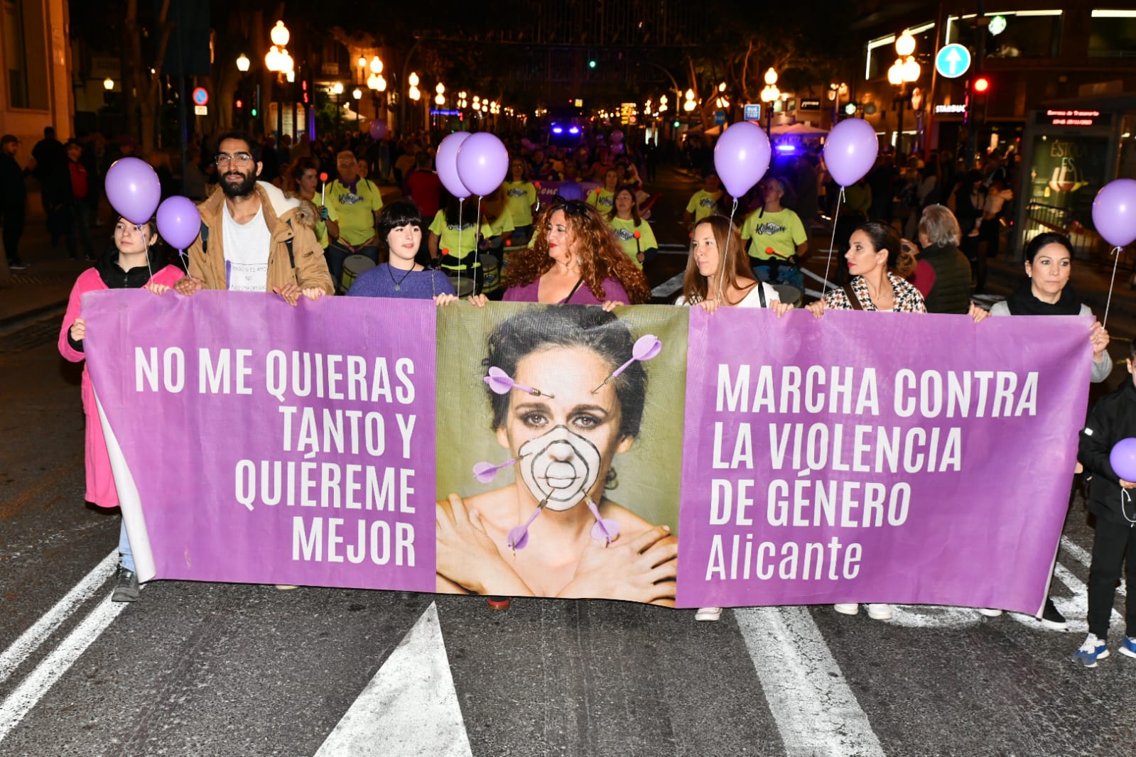 Marea morada y antorchas en las calles de Alicante