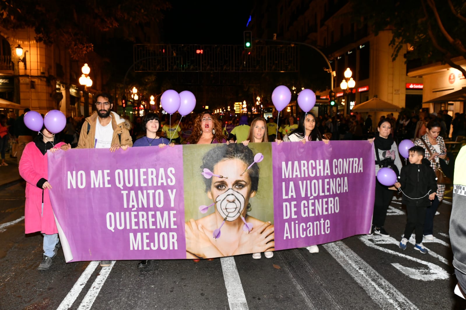 Marea morada y antorchas en las calles de Alicante