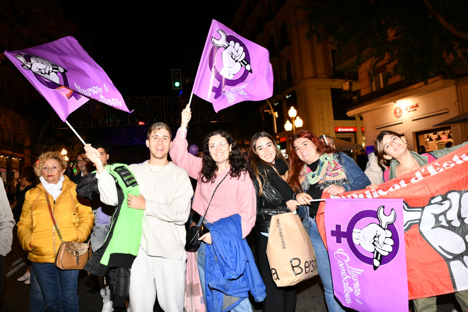 Marea morada y antorchas en las calles de Alicante