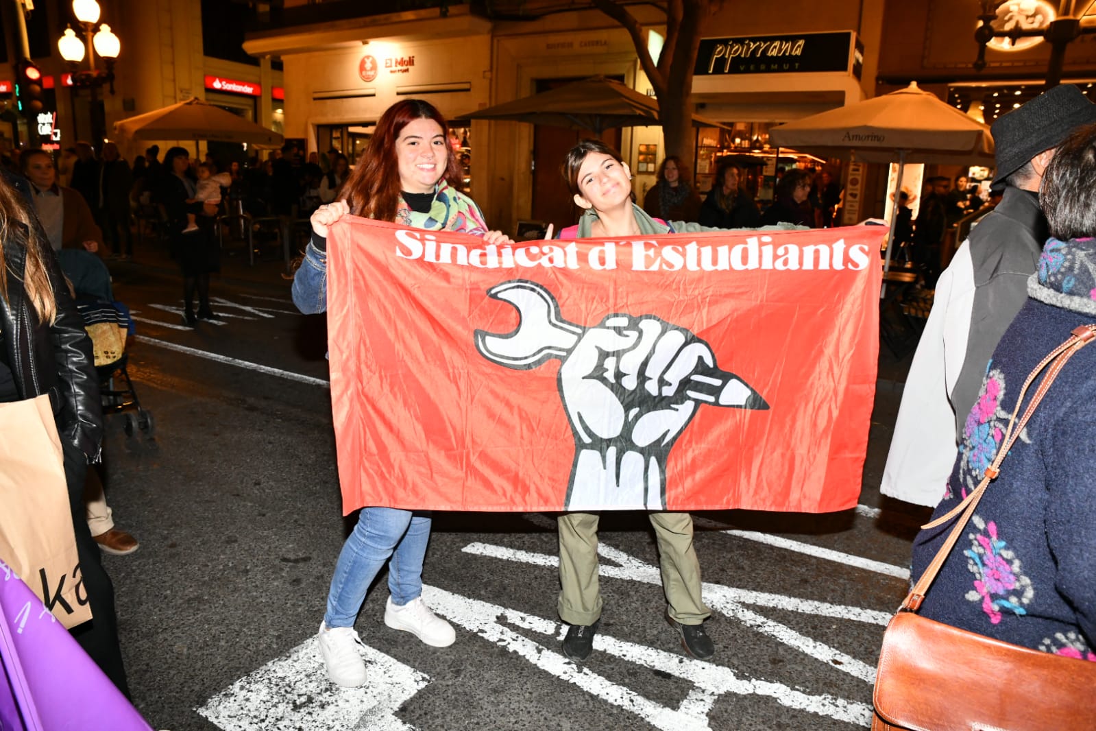 Marea morada y antorchas en las calles de Alicante