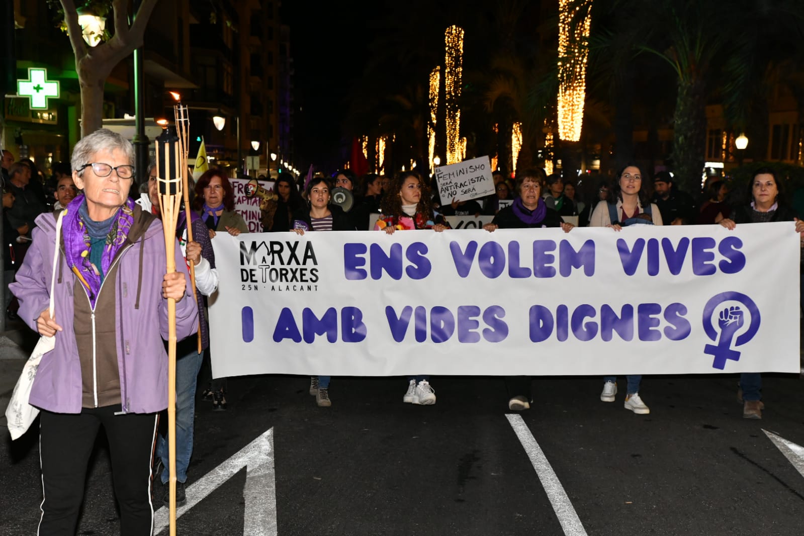 Marea morada y antorchas en las calles de Alicante