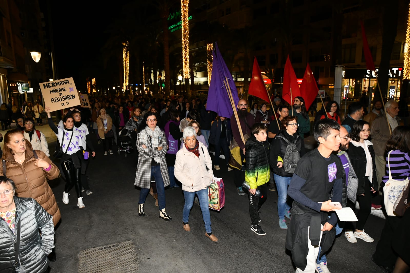 Marea morada y antorchas en las calles de Alicante