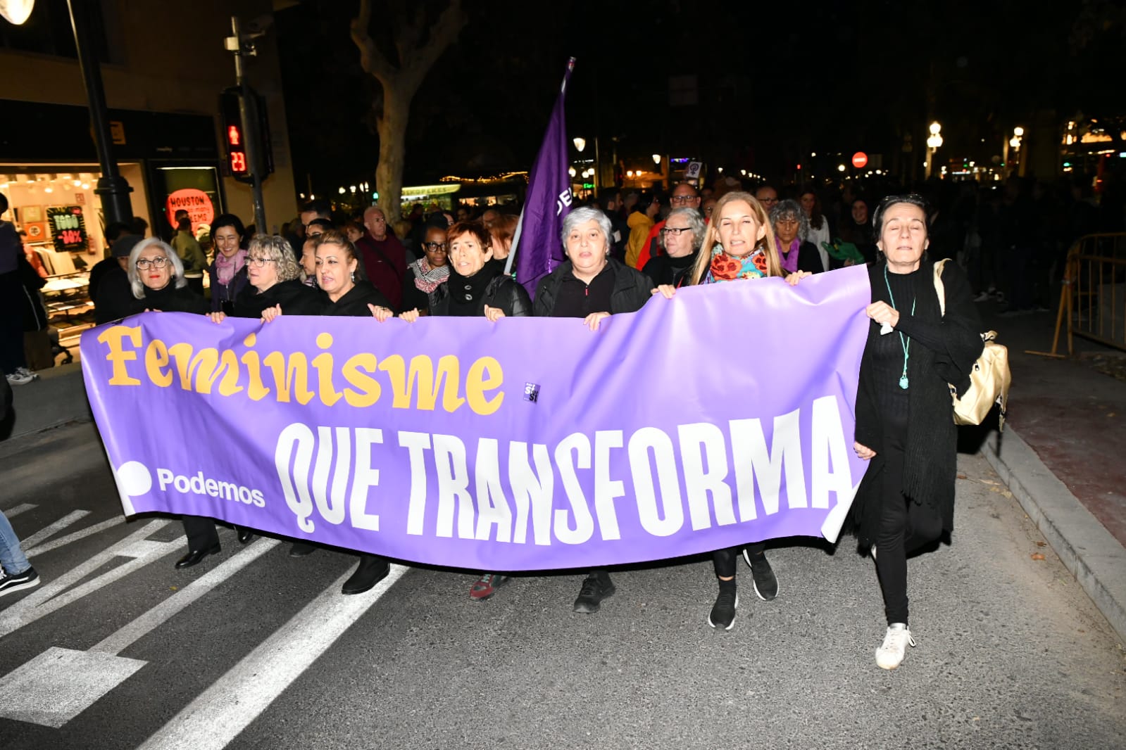 Marea morada y antorchas en las calles de Alicante