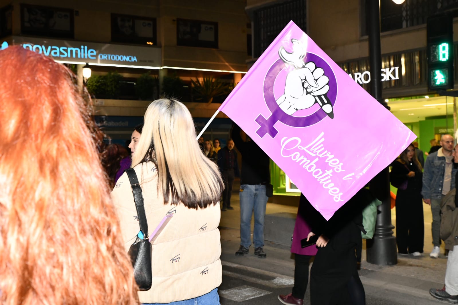 Marea morada y antorchas en las calles de Alicante