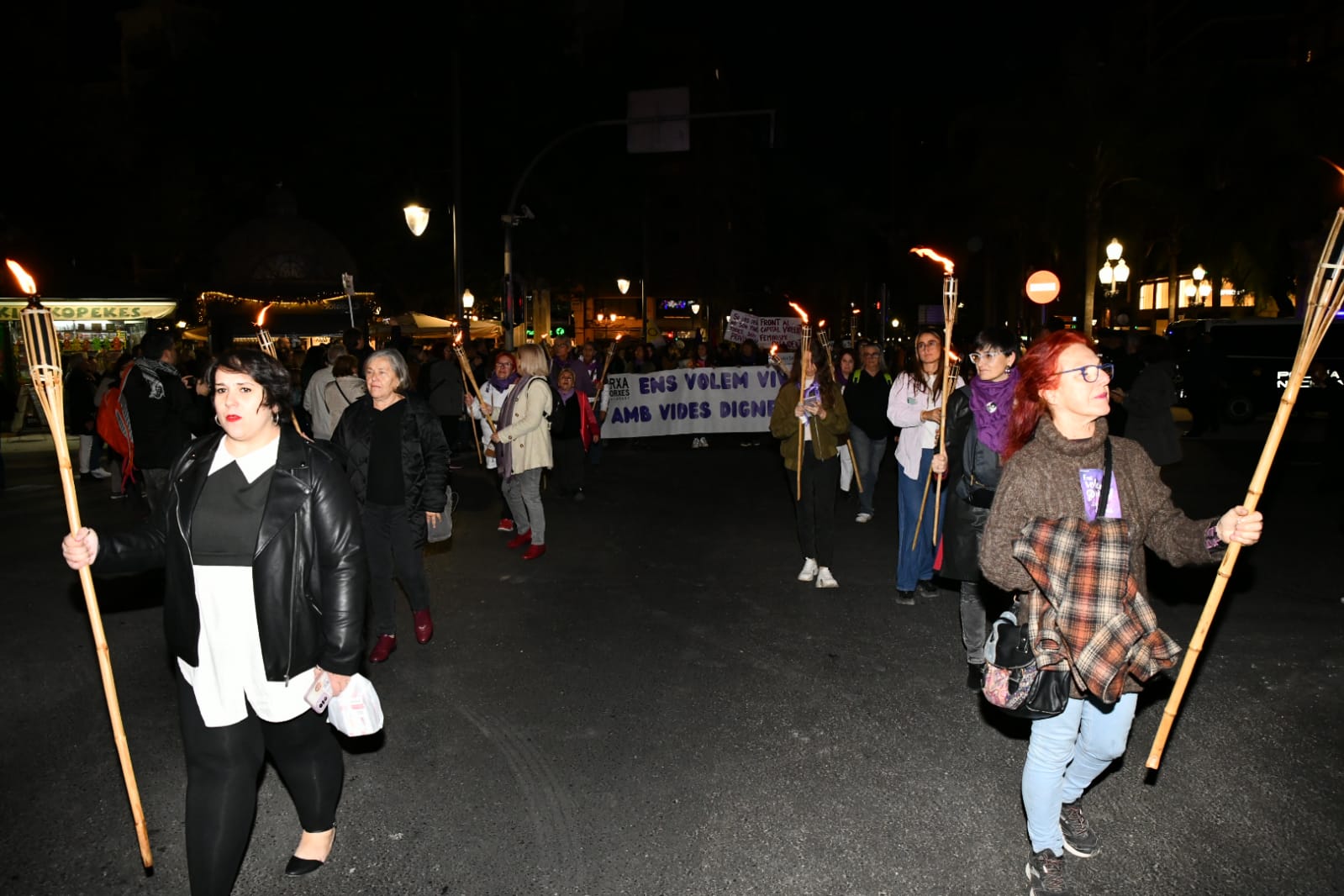 Marea morada y antorchas en las calles de Alicante
