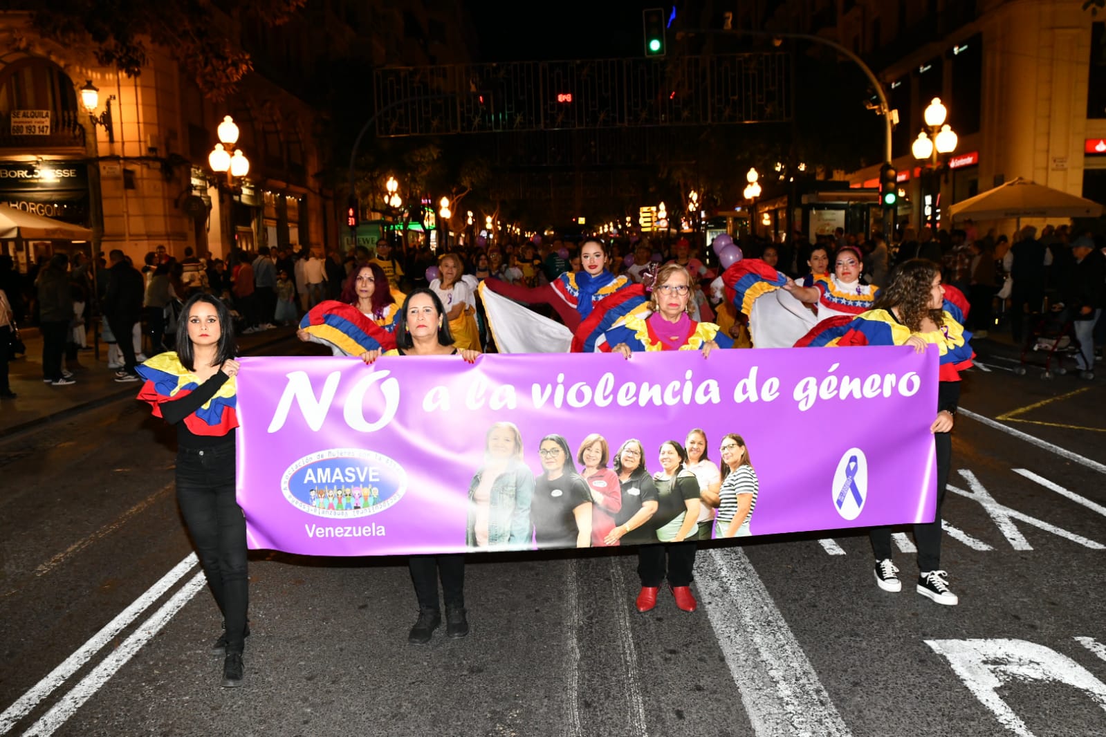 Marea morada y antorchas en las calles de Alicante
