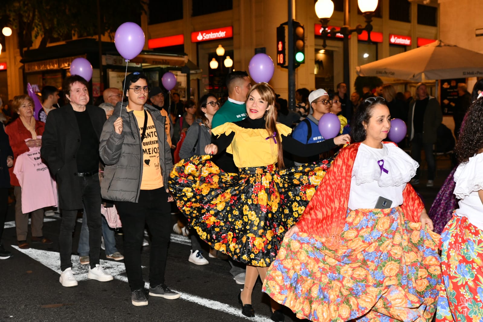 Marea morada y antorchas en las calles de Alicante