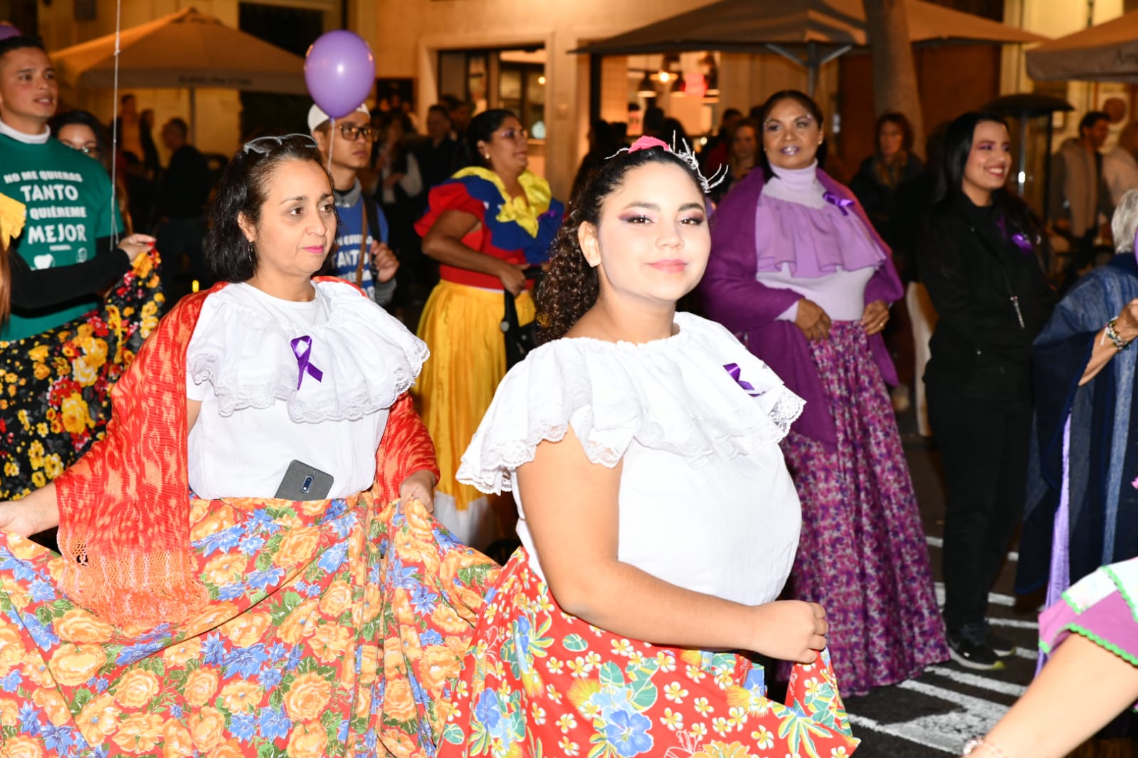 Marea morada y antorchas en las calles de Alicante