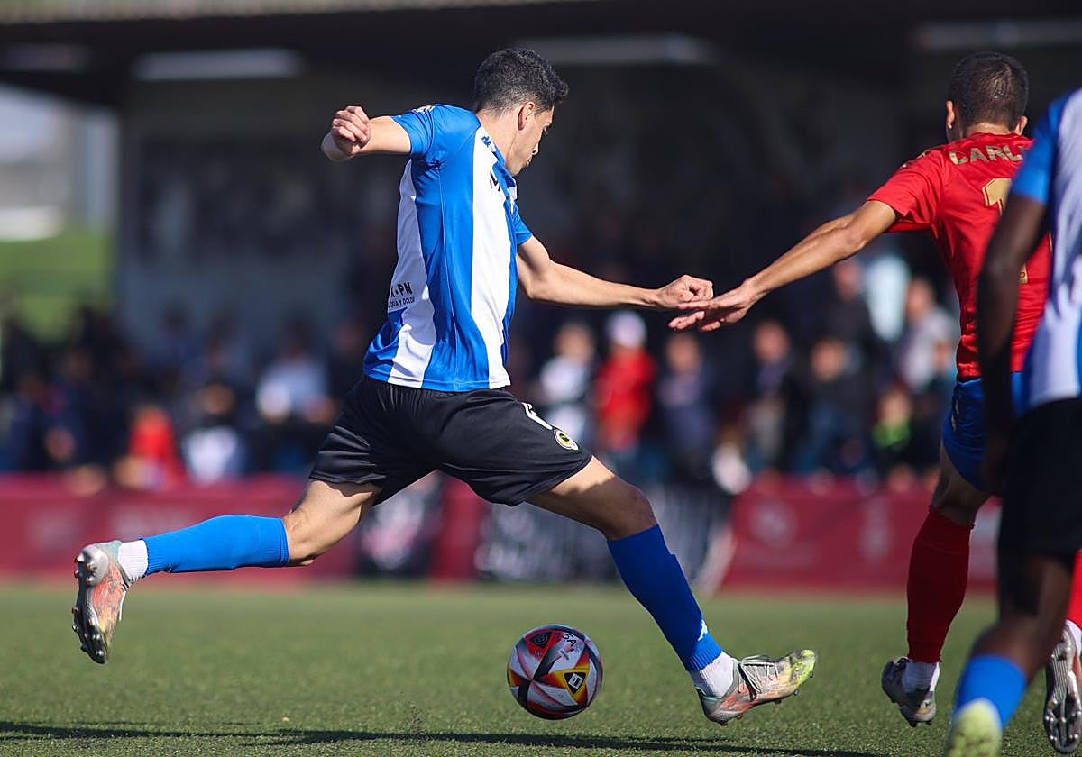 Roger Colomina dispara a portería en el encuentro de este mediodía en Sagunto.