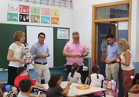 El alcalde de San Vicente, Pachi Pascul, en un aula.