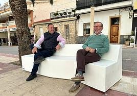 Los nuevos bancos del paseo.