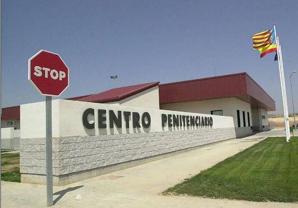 Entrada al centro penitenciario de Villena.