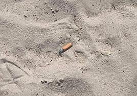 Una colilla sobre la arena de una de las playas de Alicante.