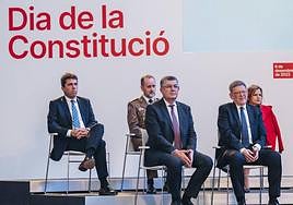 El presidente de la Generalitat, Carlos Mazón (i), en la última conmemoración del Día de la Constitución en Casa Mediterráneo (Alicante).