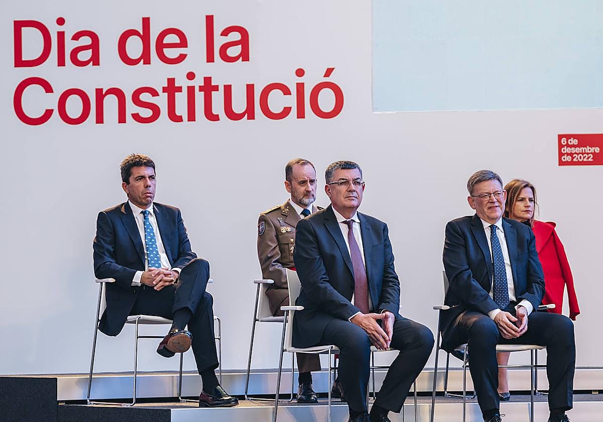 El presidente de la Generalitat, Carlos Mazón (i), en la última conmemoración del Día de la Constitución en Casa Mediterráneo (Alicante).
