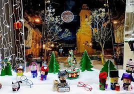 Un escaparate decorado en San Vicente.