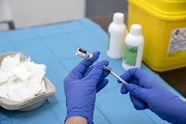 Una sanitaria prepara la dosis de una vecuna en el Hospital General de Alicanet.