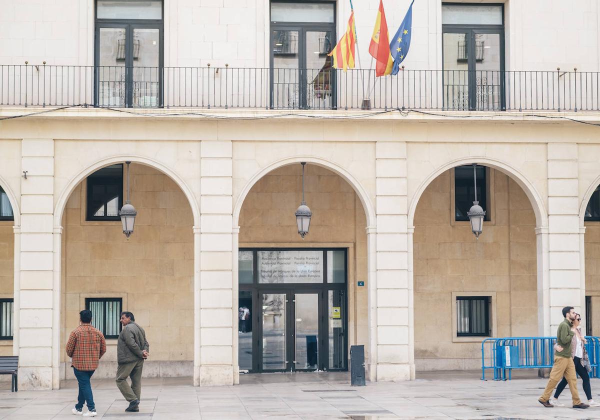 Entrada de la Audiencia Provincial de Alicante.