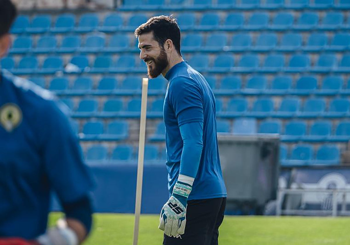 Carlos Abad sonríe en un entrenamiento del Hércules
