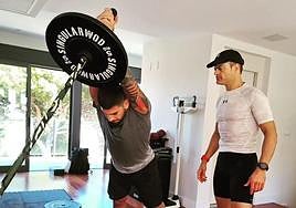 Aldo Martínez hace una demostración de varios ejercicios que se pueden realizar con el landmine.