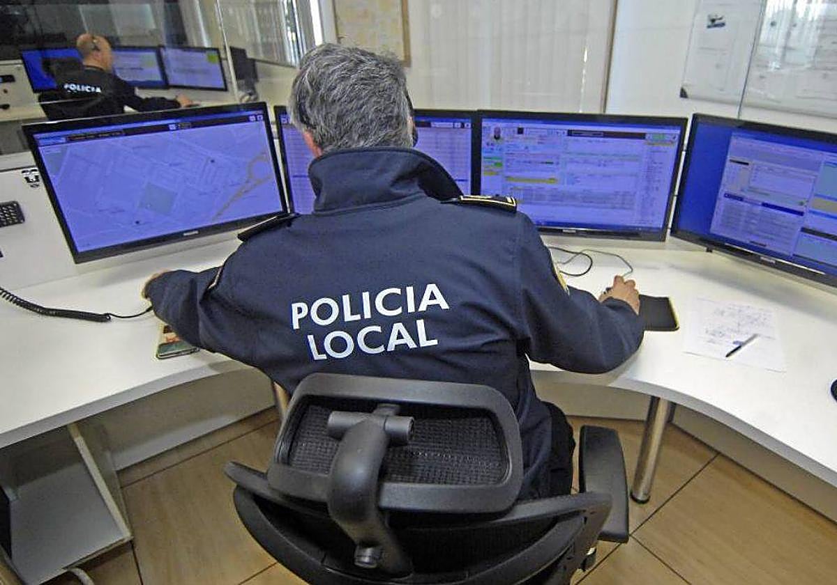 Agente de la Policía Local de Elche, en la sala de pantallas.