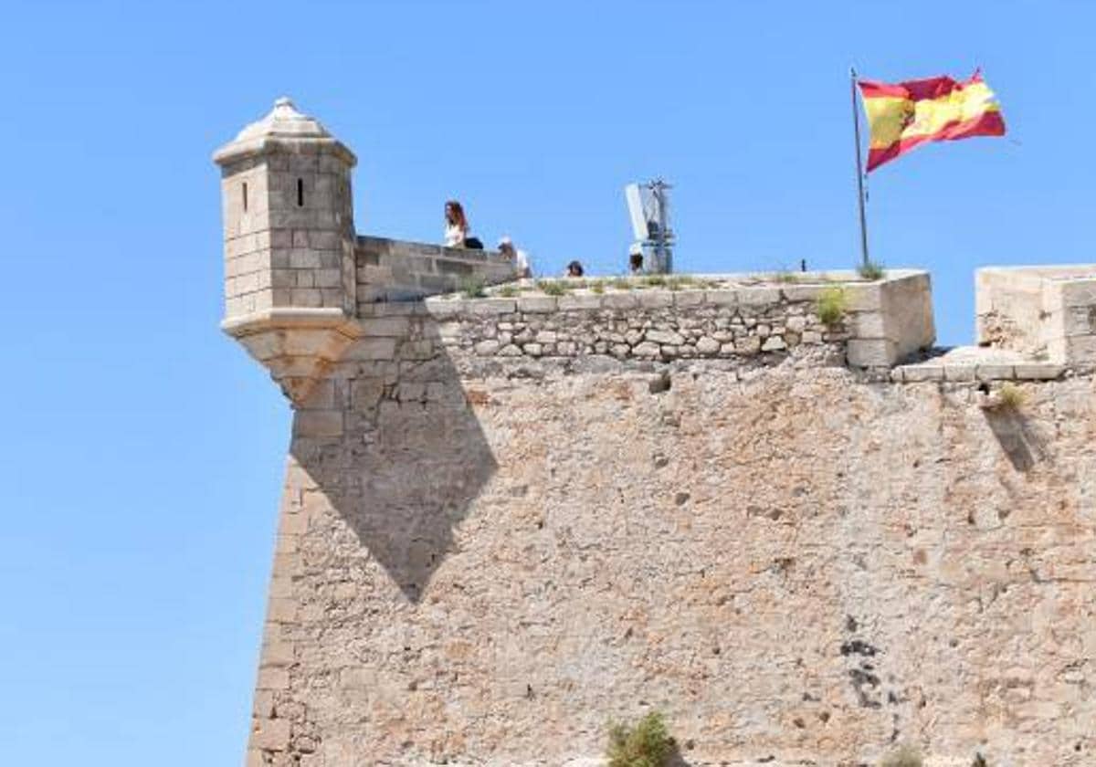 Turista en lo alto del Castillo de Santa Bárbara de Alicante.
