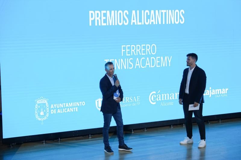 Samuel López, socio y entrenador de la Ferrero Tennis Academy, tras recibir el premio de manos del periodista de TodoAlicante Alejandro Hernández.